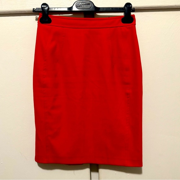 New! Mini red skirt with a zipper in the back - Picture 2 of 2